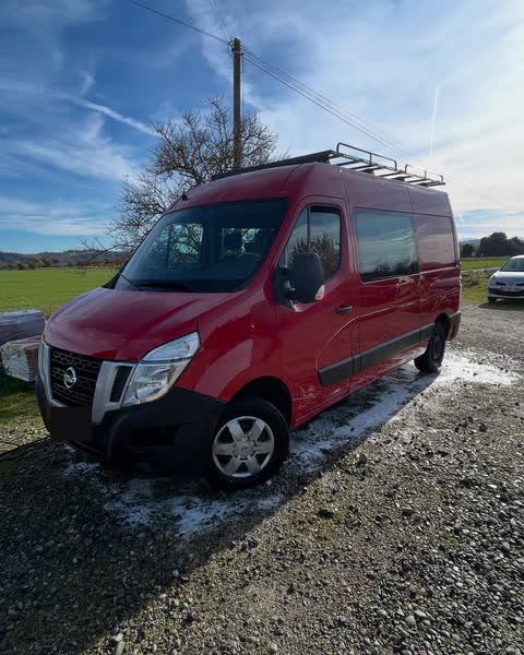 Fourgon Nissan NV400 rouge après lavage extérieur à la main