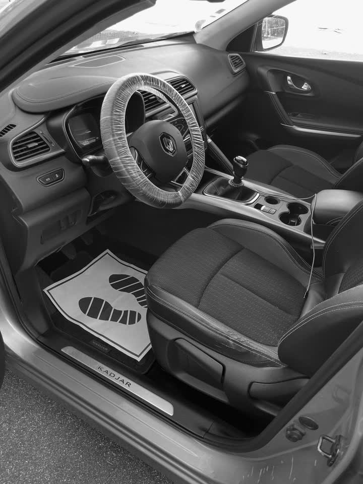 Habitacle avant d'un Renault Kadjar après nettoyage complet, protections posées sur le volant et le tapis