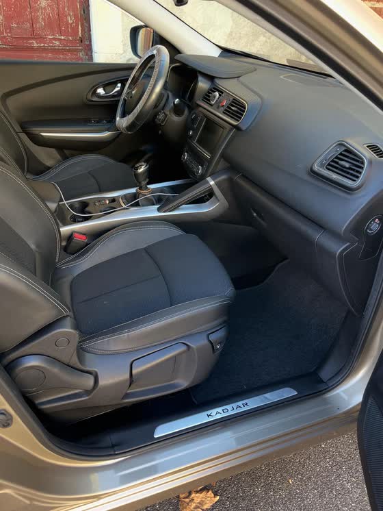 Le même habitacle de Renault Kadjar après nettoyage : planche de bord, siège et moquette propres